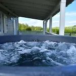 Z Jacuzzi Dolny Slask Premium Osada Aurora Holiday home