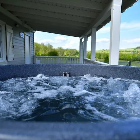 Osada Aurora Caloroczne Z Jacuzzi Z Widokiem Na Jezioro I Gory 別荘